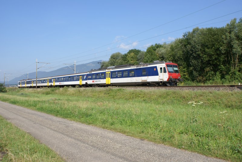 Nach zwei unvollstndigen NPZ kam dann doch noch ein richtiger: RBDe 560 076-2 nhert sich am 18.8.09 Bellach.