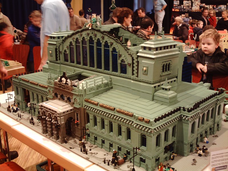 Nachbau des Ehemaligen Anhalter Bahnhofs in Berlin. Dieser Bau verschlang schtzungsweise 4-5000 LEGO- Steine. 06.01.2007
