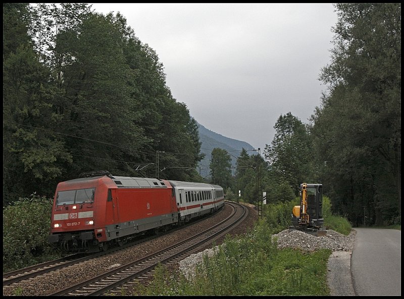 Nachdem die 101 072 (9180 6101 072-7 D-DB) den EC 88 (ID 324463) nach Mnchen gebracht hat, ist sie nun mit dem EC 189, Mnchen Hbf - Innsbruck Hbf auf dem Weg in die Tiroler Landeshauptstadt. (30.07.2009)