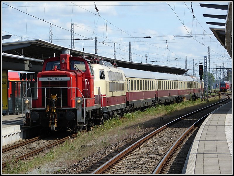 Nachdem die 103 184 aus Warnemnde nach Rostock hbf zurckgefahren kam schob die 362 941 das Gespann in die Abstellung des Rostocker Hbf. Aufgenommen am 15.05.07