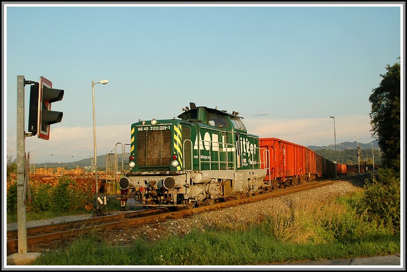 Nachdem die 1100.1 auch ihre letzten Leerwagen des Tages (10.7.2006) am Haken hatte, ging es als G 71382 weiter nach Graz. 