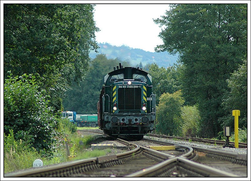 Nachdem 1100.1 den VG 71383 am 10.9.2007 von Graz nach Preding gebracht hatte, holte sie die leeren Waggons im Werk der Holzindustrie Leitinger, welche in der Frh beigestellt wurden, um fr den Ganzzug aus Finnentrop Platz zu machen. Hier befindet sich der Zug bereits wieder auf dem Rckwerg aus dem Werk. Der Zug fuhr gleich durch nach Graz.