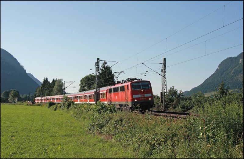 Nachdem die 111 022 (9180 6 111 022-0 D-DB) den ganzen Tag zwischen Mnchen und Salzburg gefahren ist, wurde der abendliche RE 30105 von Mnchen Hbf nach Kufstein gebracht. (10.07.2008)