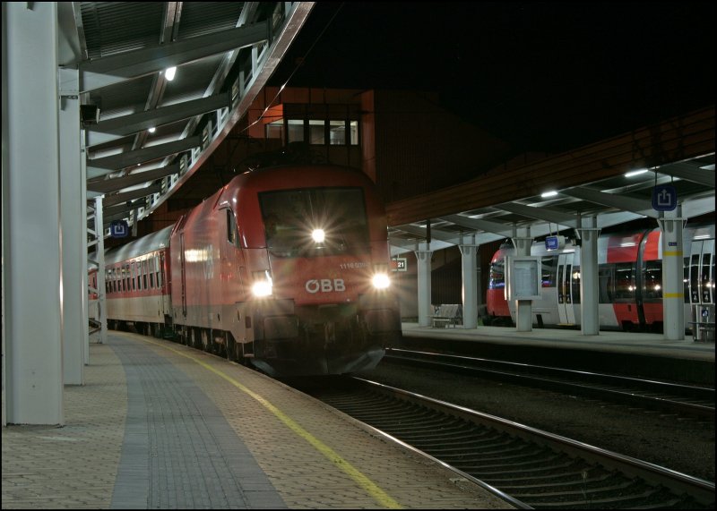 Nachdem 1116 039 den IC 84  Michelangelo  (ID 244847) nach M�nchen gebracht hat, wurde anschlie�end der CNL 388  LUPUS  (LUPUS-> deutsch WOLF ist ein Sternbild des S�dhimmels) zum Brenner bespannt. Hier in Kufstein. Leider stand auf Gleis 1 der EM-Taurus  Deutschland  und fuhr wenige Minuten sp�ter an mir vorbei.... (10.07.2008)