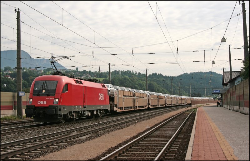 Nachdem 1116 223 schon in Bruckh�usl mit ihrem G�terzug abgelichtet werden konnte, wurde sie, nach wegstellen der 1144 221 in W�rgl, erneut in Kundl auf den Chip gebannt werden. (05.08.2008) 

