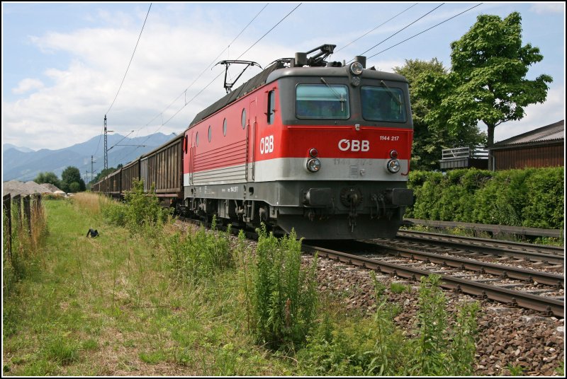 Nachdem die 1144 218 mit einem Kombizug zum Brenner unterwegs ist, fhrt die Innsbrucker 1144 217, schon im neuen Design, mit einem Schiebewandwagenzug Richtung Mnchen. (29.06.07)