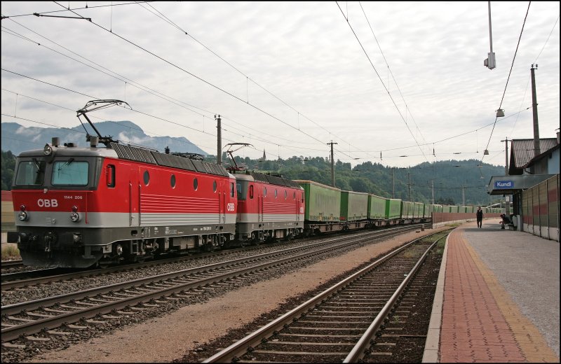 Nachdem 1144 239 am Morgen zwischen Kiefersfelden und Kufstein abgelichtet werden konnte, wurde ihr in Kufstein die blitzblanke Innsbrucker 1144 206 (9181 1144 206-0) beigegeben. Gemeinsam schleppen sie den  HANGARTNER-Express  zum Brenner. (05.07.2008)