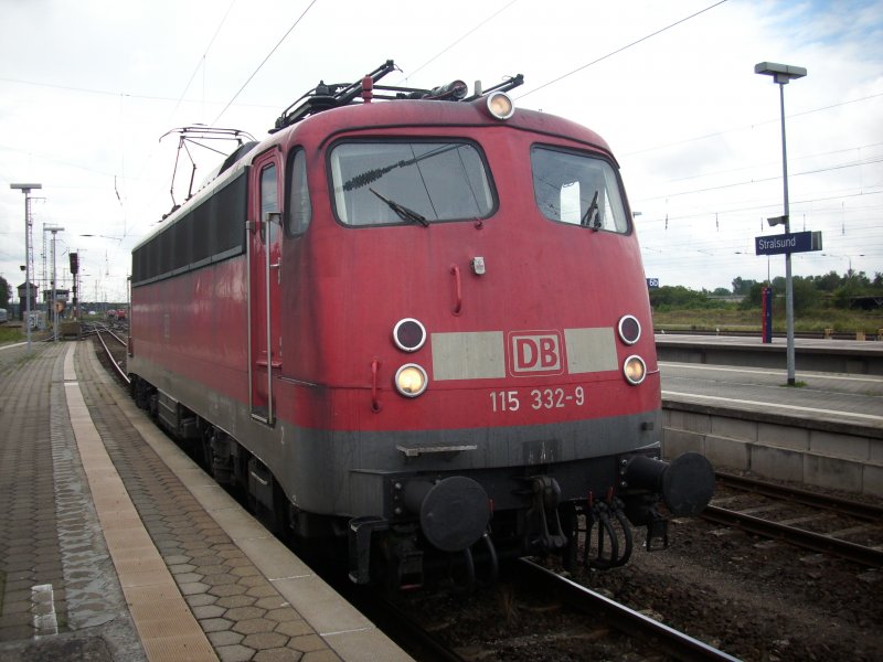 Nachdem 115 332,am 25.Juli 2009,den EC 379 von Binz nach Brno bis Stralsund gebracht hatte,ging es erst am Abend wieder mit dem Gegenzug nach Binz zurck.Bis dahin stand die Lok abgestellt in Stralsund.
