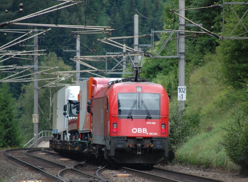 Nachdem 1216 009 zuerst eine RoLa mit Hilfe einer 1x44er Nachschiebelok den Brenner hinaufgezerrt hatte, fungierte sie beim abwrtsfahren nun als Bremslok. 27.6.2009, kurz vor dem Bahnhof St.Jodok.