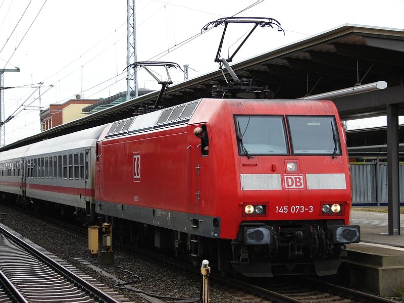 Nachdem 145 073 den IC 2213 aus Binz nach Rostock gebracht hat, wird diese abgehngt und durch eine 101er ersetzt. Hier zusehen beim Umbgeln. (Rostock-Hbf, 11.05.07)