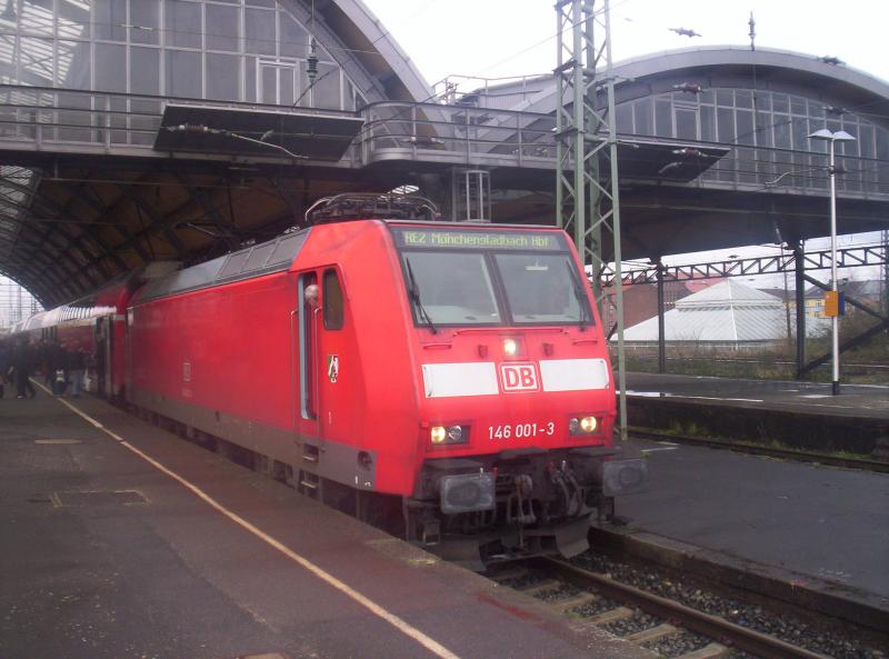 Nachdem 146 001-3 in Dortmund stationiert ist fhrt sie sich nach der ersten Woche schonmal auf dem RE2 ein. Hier Richtung Mnchengladbach in Krefeld Hbf. 01.04.2006