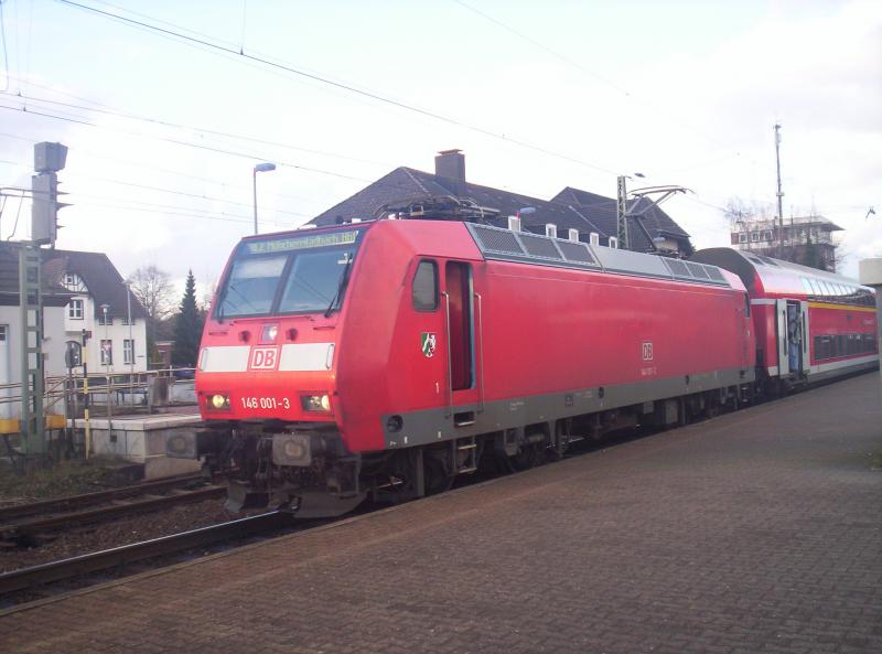 Nachdem 146 001-3 in Drotmund stationiert ist fhrt sie sich nach der ersten Woche schonmal auf dem RE2 Richtung Mnchengladbach ein. Hier in Haltern am See am 01.04.2006