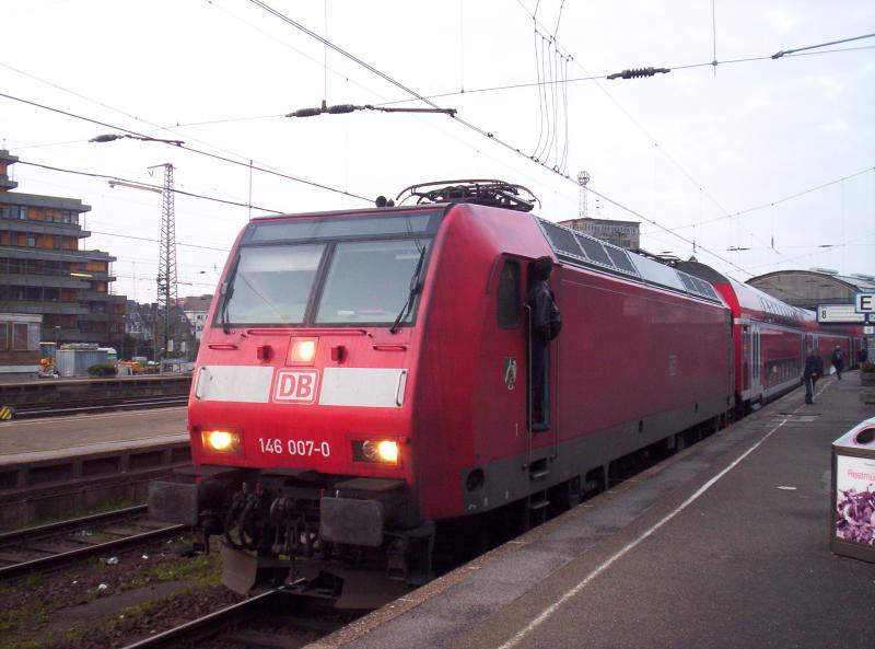 Nachdem 146 007-0 als RE 1 in Aachen Hbf ankam, wurde sie von ihrem RE abgekoppelt und ein Steuerwagen angebracht weil der RE ohne einen aus Hamm(Westf) hier ankam. 19.04.2006