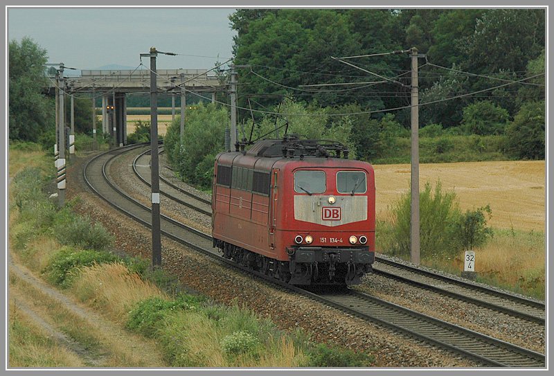 Nachdem 151 134 ihren Gterzug am 3.8.2006 in Ebenfurth abgeliefert hat, kehrt sie als Lokzug zurck nach Wien ZvB. Die Aufnahme entstand an der selben Stelle wie vorhin, in diesem Fall jetzt natrlich kurz vor Wampersdorf.