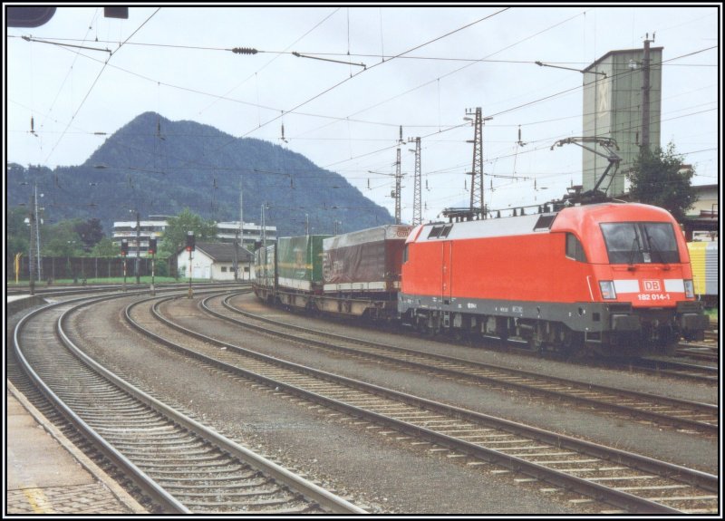 Nachdem die 182 014 in Kufstein angekommen ist, hat sie sich an das Zugende gesetzt. Sie wird jetzt den Zug bis zum Brennerpass nachschieben. Interessant an der Maschiene ist, das sie an der Seite kein Logo besitzt.