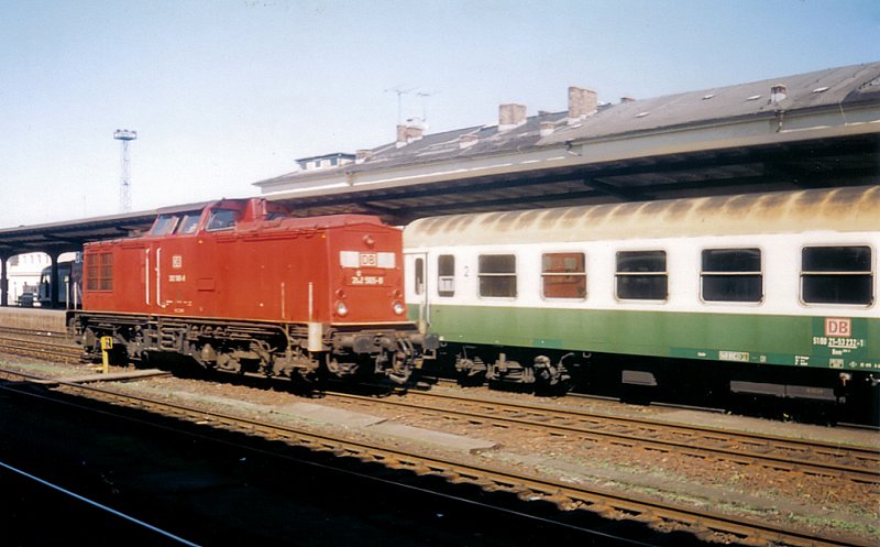 Nachdem 202 565-8 mit RB26164 Gera Hbf erreicht hat, umfuhr sie ihren Zug, um sich dann fr die Rckfahrt nach Meltheuer ans andere Zugende zu setzen. Bild vom 20.05.2000. Eine Woche danach, bernahm die Vogtlandbahn den Betrieb auf der KBS546.