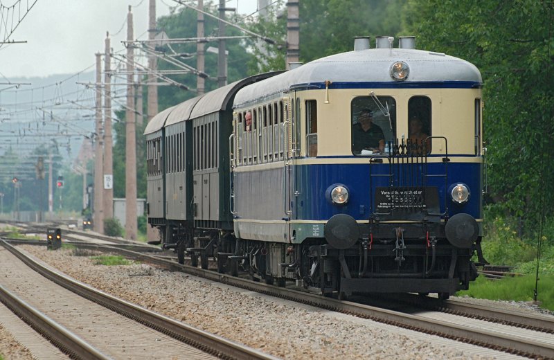 Nachdem die 2062.33 in Korneuburg zurckgelassen wurde, brachte VT 5042.14 den Nostalgiesonderzug nach Wien Sdbahnhof (Ostseite). Das Foto ist am 27.06.2009 entstanden.