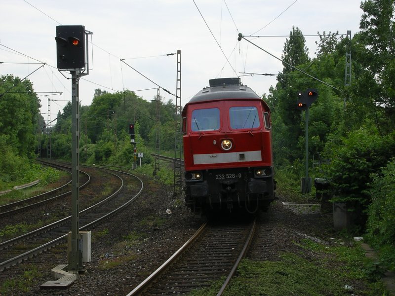 Nachdem die 232 528-0 einen GZ in BO Ehrenfeld abgeliefert hatte,
kommt Sie LZ ber BO Hbf.,BO West in Bochum Hamme am Bahnsteiggleis wieder vorbei in Richtung Wanne Eickel.(24.05.2008)