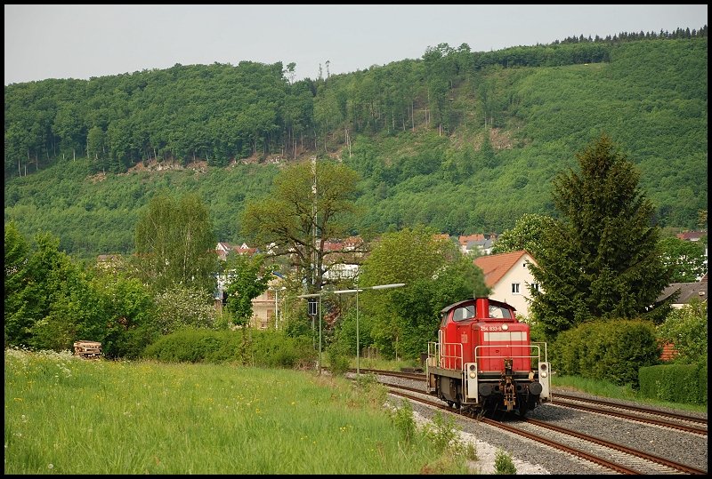Nachdem die 294 833 eine Zugkreuzung mit dem RE 22521 nach Ulm Hbf hatte, fuhr sie solo weiter in Richtung Aalen. AUfgenommen am 15.Mai 2008 in Oberkochen.