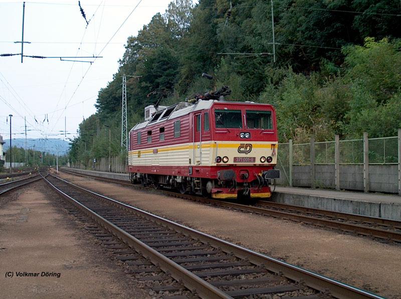 Nachdem 371 001 den EC 172 von Prag nach Bad Schandau gebracht hat, fhrt sie jetzt in Warteposition, bis sie den EC 177 aus Dresden zur Rckfahrt nach Prag bernehmen kann. (07.09.2003)