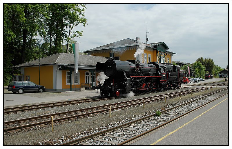Nachdem 52.1227 am 1.5.2007 ihren Wagensatz auf Gleis 5 abgestellt hatte, fuhr sie u.a. zu Lokpflege vor das TEML (Technische Eisenbahnmuseum Lieboch). Daher konnte ich auch eine Aufnahme mit dem Bahnhofsgebude Lieboch als Hintergrund machen.