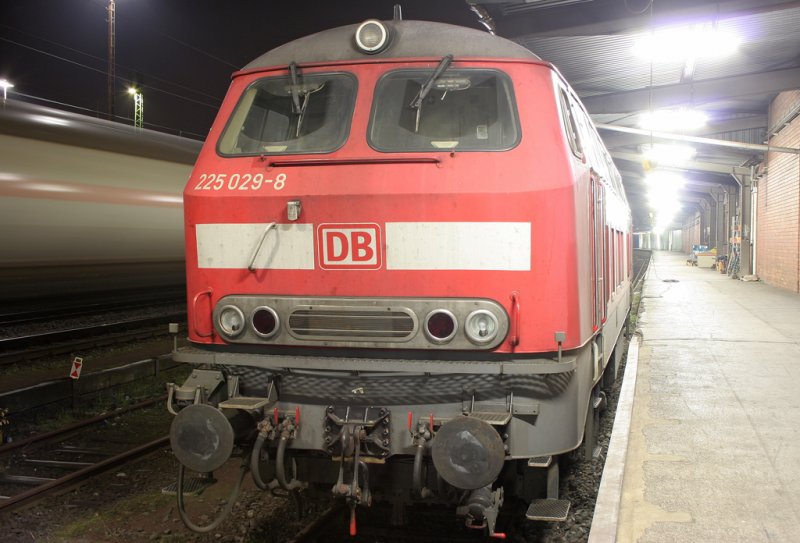 Nachdem alle Dieselloks aus Aachen West entsendet wurden wird die 225 029-8 wohl eine Ausnahme bleiben, aufgenommen am 30.12.2008