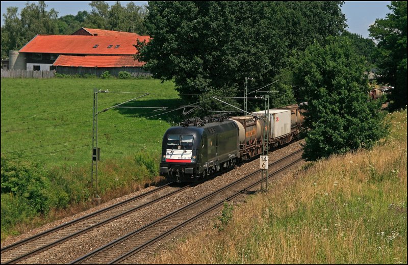 Nachdem am Vortag der DGS 41861 nach Solwenien bespannt wurde (ID 243849) ist die ES64U2-067 mit dem DGS 41860, Ljubiljana - Mnchen Riem, auf dem Rckweg und wurde bei Bad Endorf auf den Chip gebannt. (11.07.2008)
