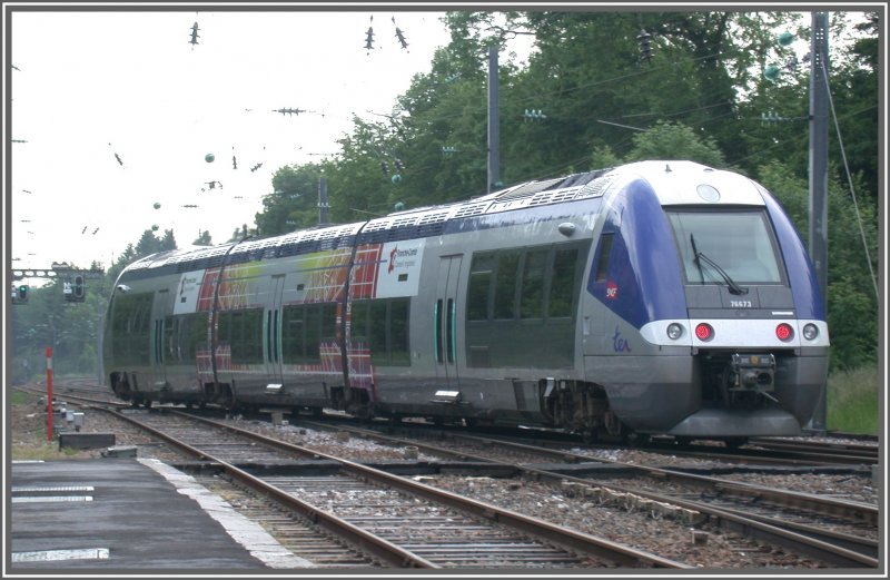 Nachdem der Bahnbeamte mit seinem Fahrrad zum 200m entfernten Stellwerkhuschen gefahren ist und dort die Weichen gestellt hat, verlsst der Triebzug der Serie X76500 den Bahnhof Andelot.
Obwohl auch Durchgangsbahnhof des TGV, werden hier die Weichen noch umstndlich von Hand gestellt. (05.06.2007)