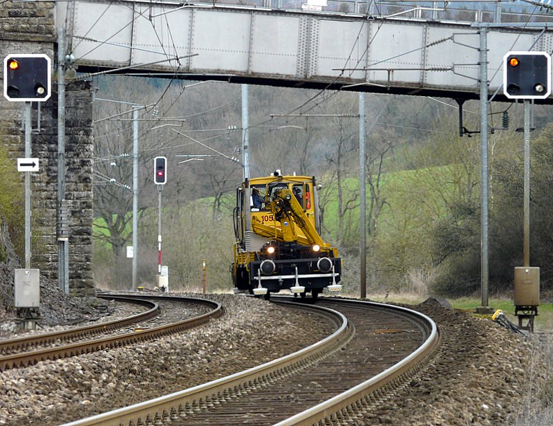 Nachdem das Bahndienstfahrzeug 1054 den Bahnhof von Wilwerwiltz durchfahren hatte, musste es am Signal anhalten, um einen Gegenzug abzuwarten. 17.04.08