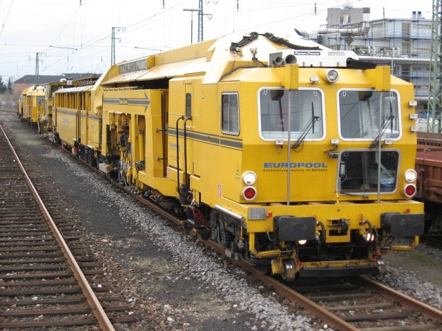 Nachdem diese beiden Stopfmaschinen am Osterwochenende 2008 in Mannheim im Einsatz waren, bereiten sie sich nun auf die berfhrungsfahrten zum nchsten Einsatzort vor. Im Vordergrund ist eine 09-32/4S Dynamic zu sehen. Dahinter wartet eine 09-32/4S (ohne Gleisstabilisator - deswegen fehlt der Zusatz  Dynamic  in der Bezeichnung) auf Rangierfahrt. Der gesamte Konvoi gehrt zur Firma EUROPOOL. Leider kam ich zu spt, sonst htte ich auch noch den EM-SAT der selben Firma auf dem Foto gehabt. Allerdings wre dann wirklich ein Weitwinkelobjektiv ntig gewesen.
