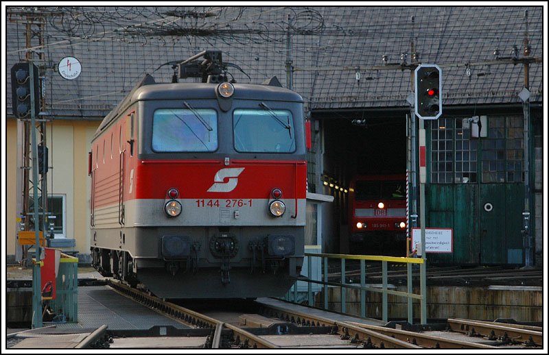 Nachdem DB 185 041 am 7.12.06 im Heizhaus in Selztal abgestellt wurde, kam auch 1144 276 auf die Drehscheibe.