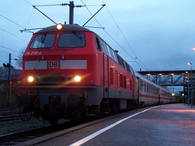 Nachdem die defekte 218 156-8 im Bahnhof Gppignen abgestellt wurde, zog 218 239-2 den InterCity nach Oberstdorf als solo 218er weiter. Die 218 156-8 wurde mit einem Lokschaden in Gppingen zurckgelassen. Aufgenommen am 5.Januar 2008
