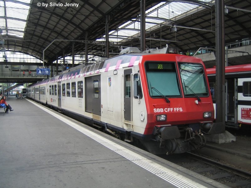Nachdem dem Ableben des Seehases erlebt der umnummerierte RBDe 561 171-0 ''Landkreis Konstanz'' im Kanton Luzern einen 2. Frhling, und ist am 13.8.08 auf der S6 unterwegs.