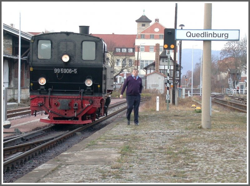 Nachdem die Deutsche Bahn die Normalspurstrecke von Quedlinburg ber Gernrode nach Aschersleben nicht mehr betreibt, wurde der Abschnitt Quedlinburg  bis Gernrode auf Meterspur umgendert. Somit starten die Dampfzge am gemeinsamen Bahnsteig mit den HEX-Zgen bereits in Quedlinburg. Hier sieht man die Malletlok 995906-5 beim Umfahren des Zuges auf den neuen Geleisen. (14.12.2006)