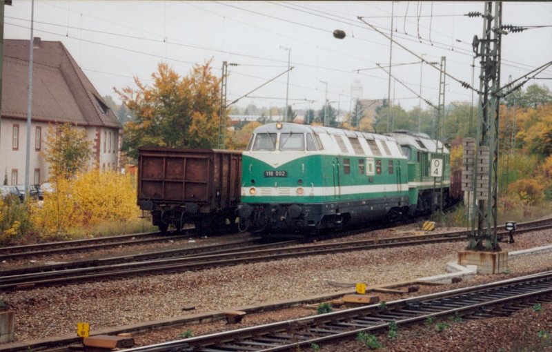 Nachdem im Dezember 1999 etwa 25 Mill. Festmeter Schwarzwaldholz dem Wirbelsturm  Lothar  zum Opfer gefallen waren, wurde im Oktober 2000 immer noch aufgerumt. Hier die 118 002 und 120 004 der ITL mit einem  Res-Wagenzug  auf dem Weg gen Sden bei der Einfahrt in Bblingen. 