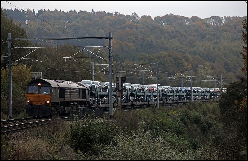 Nachdem E186 213 mit ihrem Gterzug passiert hat, rollt diese Class66 mit ihrem Fordzug hinab nach Montzen. (22.10.2009)