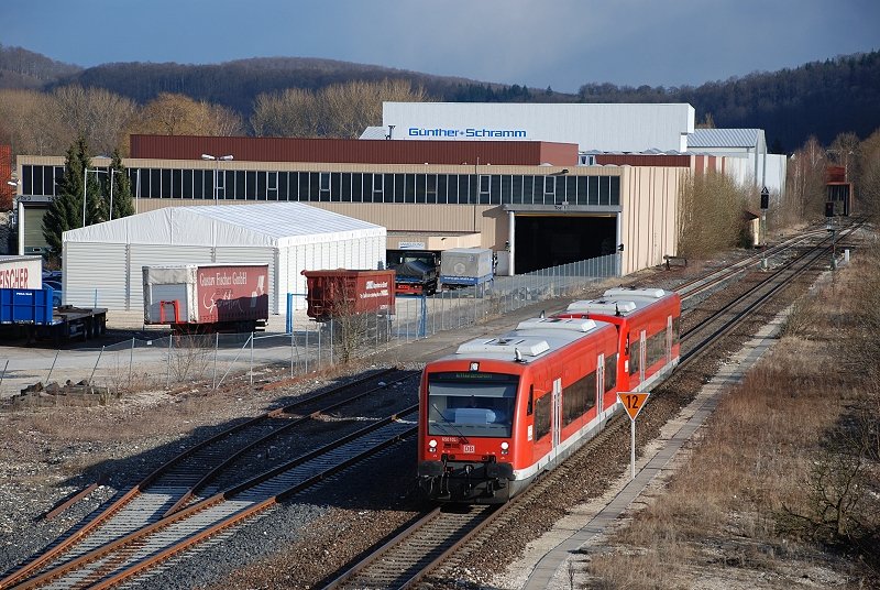 Nachdem ein Gleislatscher die Gleise passiert hatte, zeigte sich wieder die Sonne. 650 102 und 650 117 sind als RE 22530 nach Ellwangen unterwegs. Einfahrt in Knigsrbonn am 05.03.08