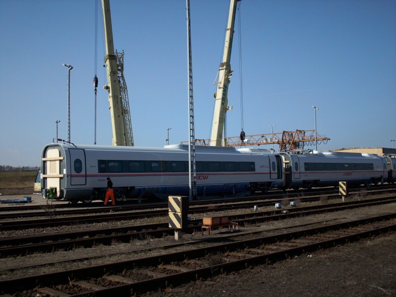 Nachdem ein Schwerlasttransporter wieder einen Russischen VELARO-Triebwagen nach Mukran gebracht hatte wurde Dieser in Mukran auf Breitspurgleise per Kran gesetzt.Aufnahme vom 09.April 2009