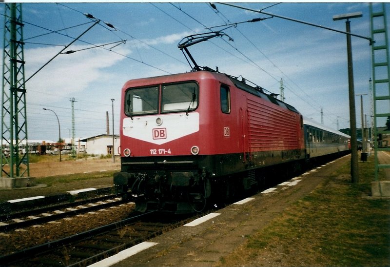 Nachdem Ende des Interregio kommen die Baureihe 112 immer seltener nach Rgen.Im Juni 1998 war 112 171 Schlulok an einem Interregio nach Binz in Bergen/Rgen.