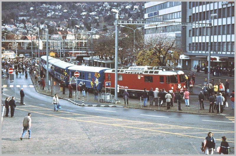 Nachdem die Enthllung der neuen Wagen, begleitet von einer grossen Menschenmenge, beendet war, startete der erste Wechselstromzug mit der Ge 4/4 II 622  Arosa  nach eben diesem Kurort, den er nach einer Stunde Fahrt und rund 1200m Hhenunterschied erreicht. (29.11.1997)