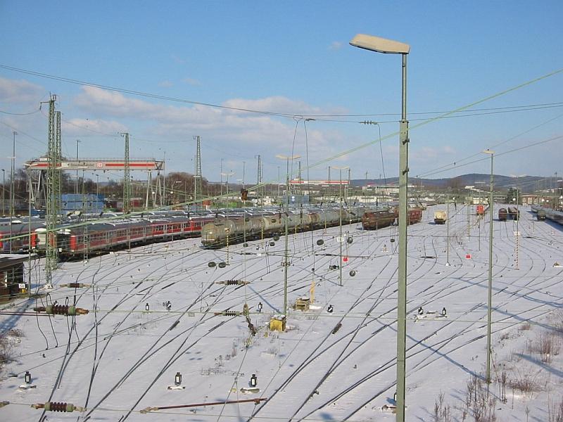 Nachdem es in der Nacht davor stark geschneit hatte, prsentierte sich der Gter- und Rangierbahnhof von Karlsruhe am 27.02.2005 unter blauem Himmel. Wie man sehen kann sind hier auch zahlreiche Personenwaggons abgestellt.