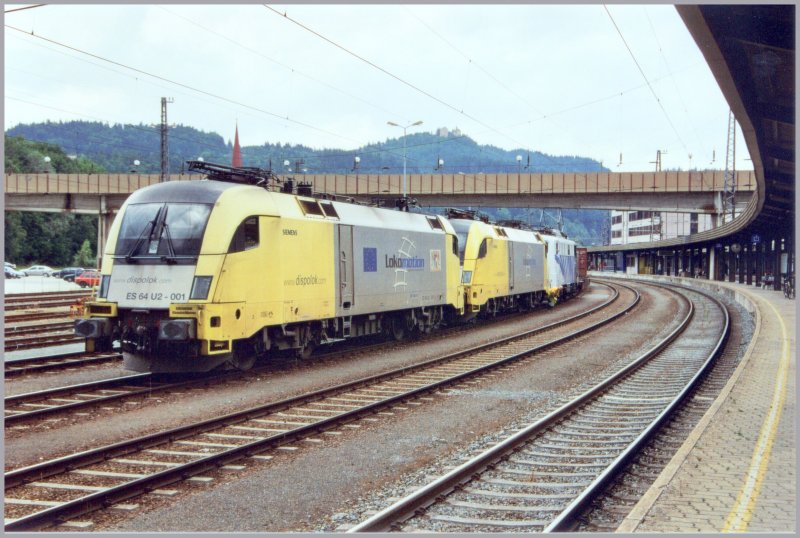 Nachdem ES64U2 034 und ES64U2 001 als Lokzug vom Brenner zurckgekommen sind, haben sie sich vor die 139 133 gesetzt. Aufgenommen im Sommer 2005 in Kufstein.