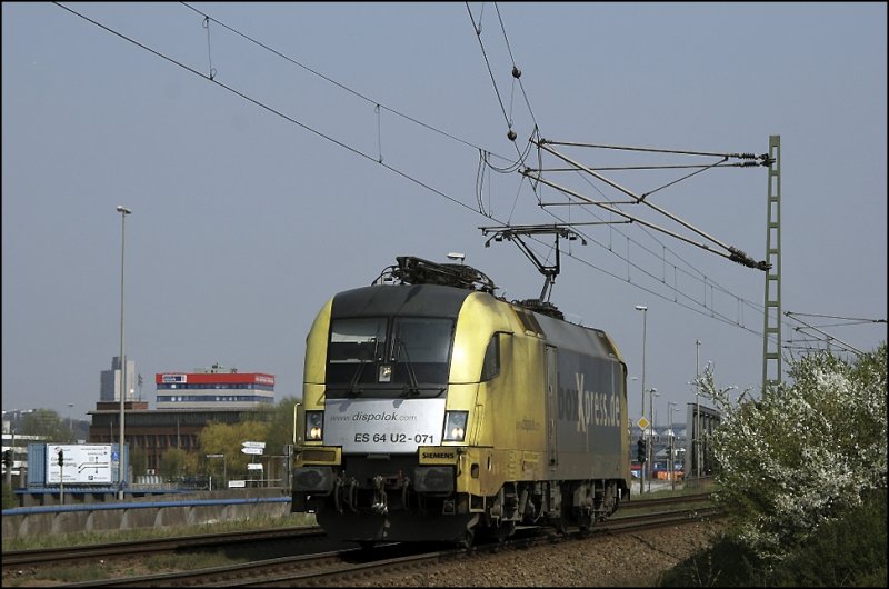 Nachdem ES64U2-071 von boxXpress einen Containerzug zum Terminal Burchardkai gebracht hat, rollt sie nun aus den Hafen zurck... 
