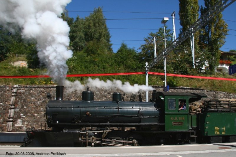 Nachdem die Fahrgste alle auf Gleis 1 ausgestiegen sind, setzt die Dampflok G 4/5 108  ENGIADINA  mit fauchendem lauten gedonner zurck um danach auf Gleis 4 ihre Mittagsruhe anzutreten. (Filisur 30.08.2008)