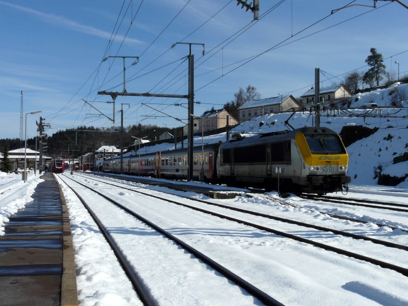 Nachdem die Fahrg�ste ausgestiegen und mit einer Lok der BR 4000 mit Dostos nach Mersch unterwegs waren, setzt E-Lok 3010 in Troisvierges um, damit sie in einer Stunde als IR 116 wieder in Richtung L�ttich abfahren kann. 23.03.08