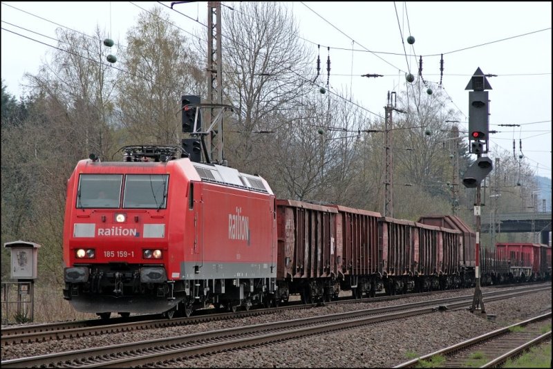 Nachdem Gestern die 185 009 den Zug gefahren hat, ist heute die 185 159 f�r die Bespannung vorgesehen. Hinter Plettenberg wird der Zug auf den Chip gebannt. (22.04.2008)