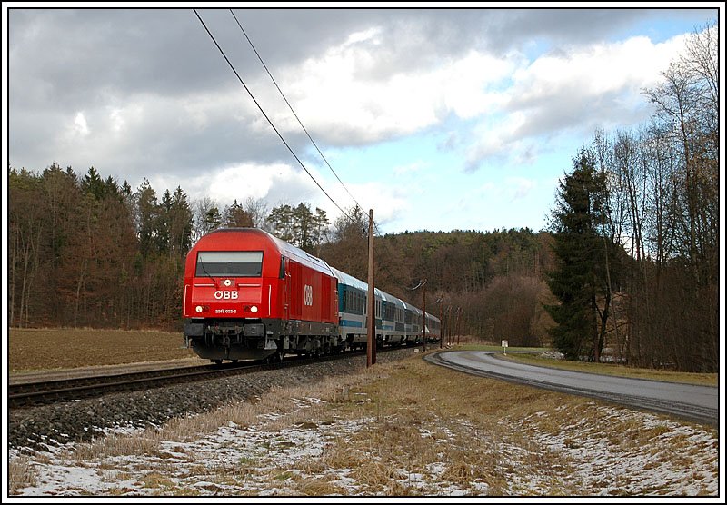 Nachdem gestern am 29.1.2007 der Sturm  Olli  ber Wien und Niedersterreich zog, gab es erhebliche Behinderungen im Bahnverkehr. Auch der Semmering war bis in die Abendstunden fr den gesamten Verkehr gesperrt. Internationale Fernverkehrszge zwischen Graz und Wien wurden ber die Wechselstrecke (Wiener Neustadt - Aspang - Friedberg - Hartberg - Gleisdorf - Lasnitzhhe - Graz)umgeleitet. So konnte man gestern zwangslufig einige EC's mit 2016 fotografieren. Die Aufnahme zeigt den EC 151  Emona  von Wien nach Ljubljana zwischen dem Schauberg und Fehring.