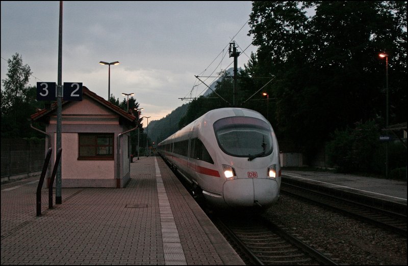 Nachdem das Gewitter vor�bergezogen war, wurde zum Abschluss des Urlaubes dem Bahnhof Kiefersfelden ein Besuch abgestattet. Ein 411er ist als ICE 661  118899.comAllesAuskunft  von Bregenz nach Wien Westbahnhof unterwegs.
