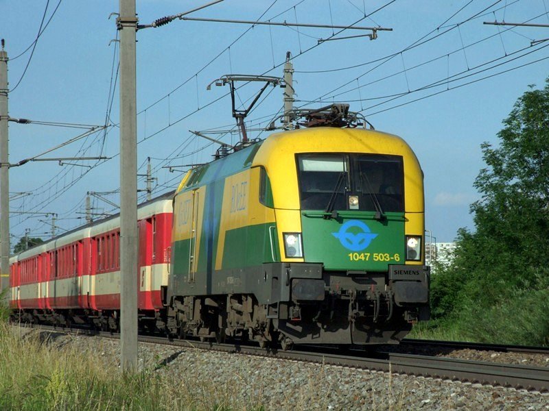 Nachdem ich an der Vorleistung dieses Zuges (3026) die Kyoto-Taurus gesichtet hatte, war ich berrascht, die 1047 503 der GySEV vor den Schlieren anzutreffen. Aufgenommen zwischen Wels und Gunskirchen. [10.06.08]
