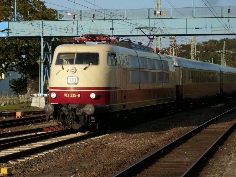 Nachdem ich die Hinfahrt nach Binz verpat hatte,hatte ich auf der Rckfahrt des Leerparks nach Stralsund mehr Glck,als 103 235 wieder mit dem TEE-Rheingold am 20.September 2009 durch Bergen/Rgen fuhr. 